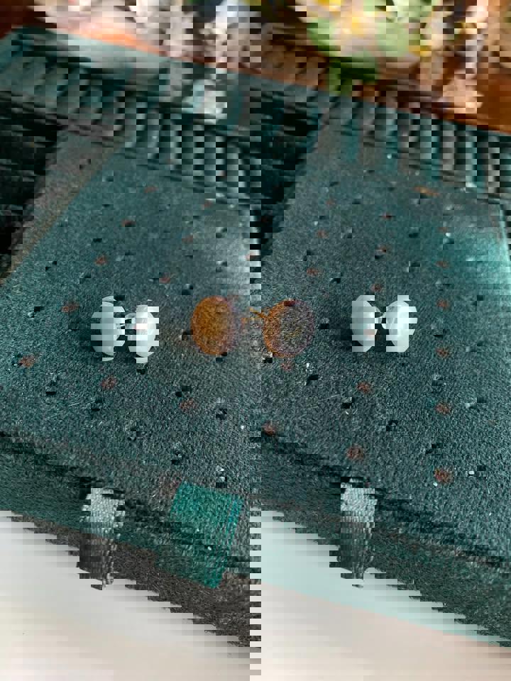 Natural pearl stud in 18k gold earrings with certificate