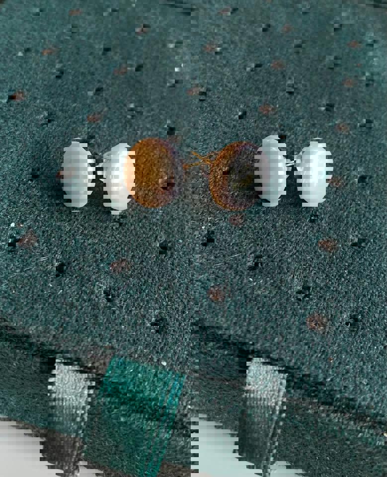 Natural pearl stud in 18k gold earrings with certificate