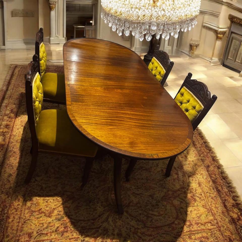 Extendable vintage brass inlay dining table with 4 solid vintage chairs wheels