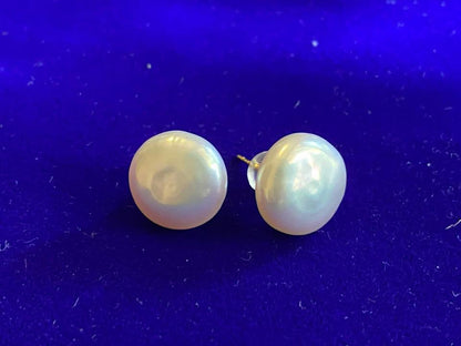 Natural pearl stud in 18k gold earrings with certificate
