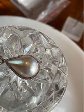 Load image into Gallery viewer, Fine Jewelry Solid 18K Gold tear drop Sea Water Mabe Pearls Pendants certificate

