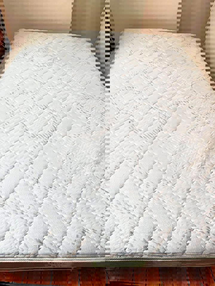 Plush queen mattress queen bed soft mattress no stains no marks
