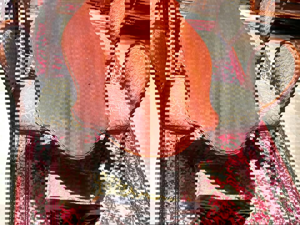 Antique solid timber oval shape dining table 175x 108x76 cm with 6 chairs