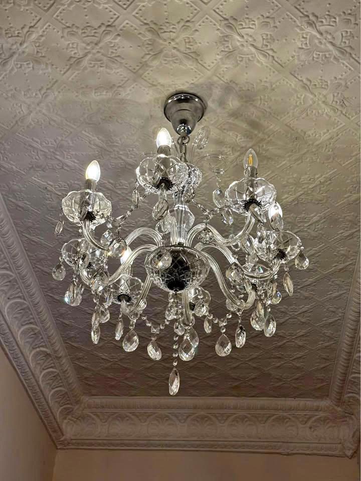 Large vintage Crystal pendant light 8 heads excellent condition chandelier