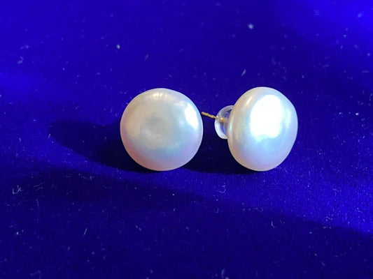 Natural pearl stud in 18k gold earrings with certificate