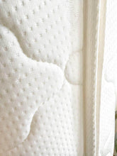 Load image into Gallery viewer, King mattress new condition removable cover nice and clean
