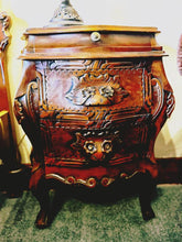 Load image into Gallery viewer, Vintage baroque bedside tables dresser queen bed matching sofas and lamps Italy
