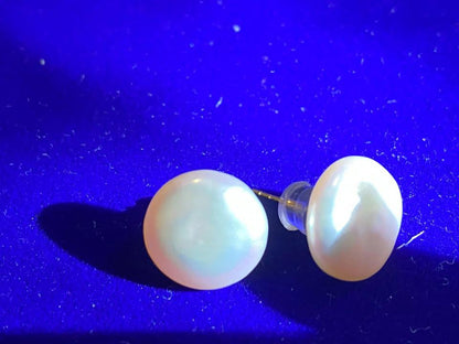 Natural pearl stud in 18k gold earrings with certificate