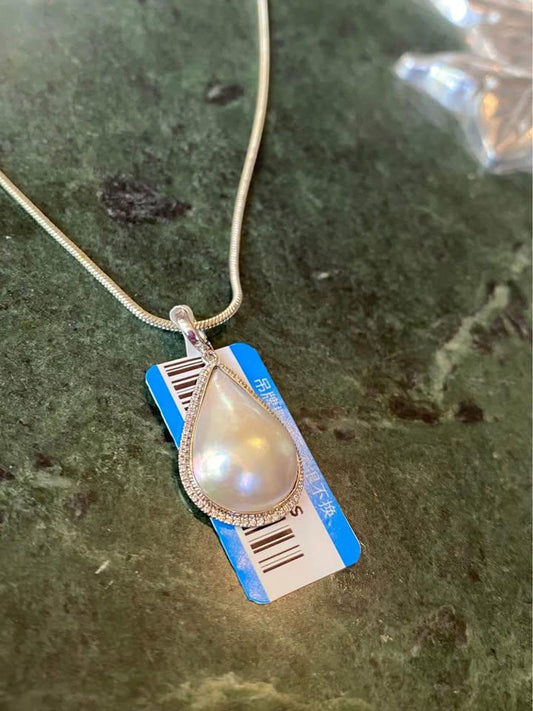Fine Jewelry Solid 18K Gold tear drop Sea Water Mabe Pearls Pendants certificate