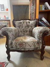 Load image into Gallery viewer, Vintage sofa set 5 seats good condition strong and firm very comfortable
